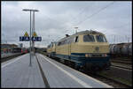 Railsystems RP 218 489-3 und 381-2 stehen am 06.10.2024 mit Rangierlicht in Schweinfurt Hbf und warten auf ihren Zug.