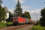 143 911-6 und Schwesterlok der RBH mit einem Kohlenzug in Leutesdorf am 10/08/2011.