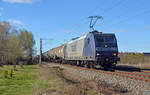 145 064 der RBH schleppte am 22.03.20 einen Kesselwagenzug durch Greppin Richtung Bitterfeld.