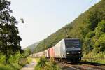 145 055 und 145 040 der rbh logistics am 21.08.2021 nahe Stolzenfels auf der linken Rheinseite bei aufsteigendem Morgennebel.