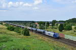 145 071-7 der RBH hat Stendal soeben mit einem Kesselzug verlassen und ist nun über die SFS auuf den Weg Richtung Rathenow.

Staffelde 05.08.2021