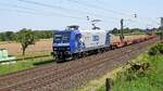 DB Cargo 145 019  Starkes Team sucht Kollegen (m/w) , vermietet an RBH Logistics, mit Containertragwagen in Richtung Osnabrück (Bohmte-Stirpe, 23.08.2022).