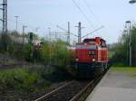 RAG Lok 810 bei der durchfahrt durch den Haltepunkt Gelsenkirchen Zoo. Aufgenommen am 15.4.2005.