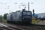 Lok 106(143 286-3)mit Schwester Lok 102(143 069-3) der RBH,in Doppeltraktion fuhren am 15.08.2009 durch den Elzer Bahnhof auf Gleis 3.