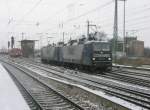 Hier 143 874-4 der RBH, bei der Durchfahrt am 17.12.2009 durch Angermnde.