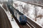 RBH-104 und eine weitere BR 143 der RBH bespannen am 18.02.10 einen Kesselwagenzug durch Holzweissig Richtung Bitterfeld.