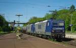 Das RBH Doppel 104 (143 191-5) und 105 (143 186-5) mit Kesselwagenzug in Fahrtrichtung Norden.