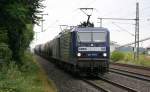 RBH 104(143 191-5)Vorspann- und RBH 120(143 079-2)Zuglok mit Kesselwagenzug in Friesack am 30.07.2011