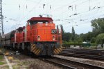 Zwei Dieselloks von der RBH kommen mit einem sehr langen Kohlenleerzug aus Richtung Koblenz und fahren durch Kln-Gremberg nach Kln-Kalk bei Sommerwetter.