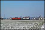 Als Lokzug rollen RBH 108 (ex 143 916-5) und RBH 120 (ex 143 079-2) an der kleinen Ortschaft Strieen vorbei Richtung Norden.