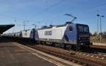 Hier 143 048-7 und 143 554-4 mit einem Kesselwagenzug, bei der Durchfahrt am 3.10.2012 durch Berlin Schnefeld Flughafen, in Richtung Grnauer Kreuz.