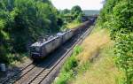 Gerade hat das RBH-Doppel mit der 143 286-3 voran (RBH 106) mit ihrem langen Holzzug die Gterbahngleise des Bahnhof Freiberg verlassen und fhrt nun hier am Stadtrand von Freiberg Richtung Dresden