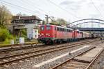   Zwei 140er in Doppeltraktion - Die RBH 164 (140 797-2) und die RBH 161 (140 772-5) der RBH Logistics GmbH (Gladbeck) ziehen am 02.05.2015 eine lagngen gemischten Güterzug von Kreuztal in