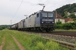 143 186-5 (RBH 105) und 143 143-6 (RBH 143) mit Kesselwagenzug in Fahrtrichtung Norden.