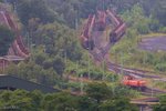 Blick von der Halde Prosperstrasse (Alpincenter) auf den Zechenbahnhof des Bergwerks Prosper in Bottrop, das letzte im Ruhrgebiet fördernde Bergwerk, mit dem die Geschichte der deutschen Steinkohleförderung Ende 2018 endet. Bilder aus 800m Entfernung mit 300mm-Tele, leider ein etwas diesiger Tag. 16.07.2016