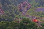 Blick von der Halde Prosperstrasse (Alpincenter) auf den Zechenbahnhof des Bergwerks Prosper in Bottrop, das letzte im Ruhrgebiet fördernde Bergwerk, mit dem die Geschichte der deutschen Steinkohleförderung Ende 2018 endet. Bilder aus 800m Entfernung mit 300mm-Tele, leider ein etwas diesiger Tag. 16.07.2016