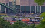 Blick von der Halde Prosperstrasse (Alpincenter) auf den Zechenbahnhof des Bergwerks Prosper in Bottrop, das letzte im Ruhrgebiet fördernde Bergwerk, mit dem die Geschichte der deutschen Steinkohleförderung Ende 2018 endet. Bilder aus 800m Entfernung mit 300mm-Tele, leider ein etwas diesiger Tag. 16.07.2016