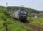 143 638-5 (RBH 112) in Doppeltraktion mit 143 307-7 (RBH 132) und Kesselwagenzug in Fahrtrichtung Norden.