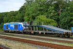 Der von der Diesellokomotive 247 909  Anne  gezogene SyltShuttle-Zug startet gerade in Niebüll seine Fahrt nach Sylt.