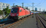 Der knapp drei Stunden verspätete und gut ausgelastete BTE AutoReiseZug (RDC 1310) mit dem ALPEN-SYLT Nachtexpress (RDC Deutschland, NEx 1818) gezogen von ÖBB Taurus 1016 041 am 22.