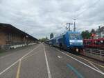 RDC 101 027-1 mit AZ 1798 Hamburg Altona am 17.05.23 in Lörrach Terminal
Front 


RDC hat 4 101 Lokomotiven Revidiert und Blau Lackiert sie fahren den Autoreisezug Lörrach Hamburg und die Züge nach Sylt am Zugende befindet sich noch ein Wagen mit SJ Markierung dieser ist für den Nachtzug Hamburg Stockholm vorgesehen 