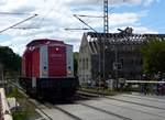 Regio Infra Service Sachsen GmbH V 100, 202 743-1 (9280 1202 743-1 D-RIS) auf der Durchfahrt in Stadt Wehlen gen Süden am 30.5.2020