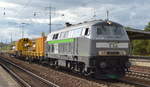 Regio Infra Service Sachsen GmbH (RIS) mit  218 468-7  (NVR:  9280 1 218 468-7 D-RIS ) mit einem Schienengleisbaukran (Fa. Gleisbau Sabrodt) + Schutz- und Werkzeugwagen am Haken bei der Durchfahrt im Bf. Flughafen Berlin Schönefeld am 06.10.20