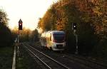 Der Regiobahn-VT 1002 fährt am 05.11.2020 in Kaarst in den Sonnenuntergang