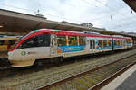 Der Triebzug 1008 im Februar 2021 beim Halt am Hauptbahnhof Wuppertal.