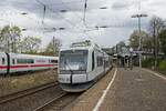 VT 106 der Regiobahn verlässt als S28 den Bahnhof Wuppertal-Zoologischer Garten (07.04.2022), Gruß zurück an den Tf!