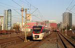 Vom Bahnsteig des Haltepunkts Düsseldorf-Hamm kann man sehr gut den Bahnverkehr zusammen
mit der Skyline von Düsseldorf aufnehmen, wie hier z.B: mit VT 1004 + VT 1005 am 16.02.2016.