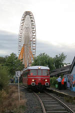 Ein MAN-Schienenbus (Nummer unbekannt) der Rhein-Sieg-Eisenbahn wartet vor der Kirmes  Pützchens Markt  in Bonn auf Fahrgäste.