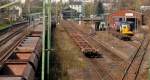 Gterwagen vor dem Bahnhof Beuel und rechts das Gelnde der RSE - 07.04.2010