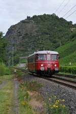 VT23 der RSE rollt gemchlich durch Leutesdorf in Richtung Koblenz.