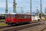 
Zu meiner Überraschung und zum Glück war ich am richtigen Bahnsteig.....

Der VT 25 (95 80 0301 025-2 D-RSE) der RSE (Rhein-Sieg Eisenbahn GmbH), ex VT 25 SWEG, ex VT 25 MEG, durchfährt am 25.05.2014 den Hauptbahnhof Koblenz in Richtung Süden.

Der Verbrennungstriebwagen wurde 1960 bei MAN in Nürnberg unter der Fabriknummer 145166 gebaut und als VT 25 an die Mittelbadischen Eisenbahnen AG (MEG, später SWEG) geliefert.

Der MAN-Schienenbus ist ein Schienenbus, der von MAN entwickelt und hergestellt wurde. Die Entwicklung des Triebwagens begann in den 1950er Jahren, seit 1955 kam er bei Nichtbundeseigenen Eisenbahnen zum Einsatz.             Anfang der 1950er Jahre benötigte die Deutsche Bundesbahn neue, kostengünstige Triebwagen für ihre Nebenstrecken, die dort die teuren Dampfzüge ablösen sollten. Als Ergebnis der Entwicklungen entstand der Uerdinger Schienenbus, der es auf insgesamt 1492 Fahrzeuge brachte. Auch MAN war an der Produktion, der als Baureihe 795 bezeichneten, Triebwagens beteiligt. Doch auch viele kleinere Privatbahnen mit eigenen Streckennetzen suchten nach Alternativen zu ihren lokbespannten Zügen. Für diese Kundengruppe boten mehrere Hersteller Modelle an, darunter MAN den MAN-Schienenbus mit zwei Einachs-Drehgestellen.

TECHNISCHE DATEN:
Gebaute Anzahl:  38
Baujahre:  1955 - 1969
Achsformel:  A'A' 
Spurweite: 1.435 mm
Länge über Puffer:  16.200 mm
Höhe:  3.450 mm
Breite:  2.950 mm
Gesamtradstand:  9.000 mm
Kleinster bef. Halbmesser:  150 m
Leergewicht:  20,5 t 
Höchstgeschwindigkeit:  / 80 km/h (Bauart MEG) 
Motor: 2 Stück MAN Sechszylinder-Dieselmotoren vom Typ D 1546 MTU2S
Leistung: 2 x 180 PS (2x 134 kW)
Nenndrehzahl:  2.000 U/min
Treibraddurchmesser:  900 mm
Leistungsübertragung:  Voith Diwabus 200 D oder ZF Friedrichshafen 3 HM 60
Tankinhalt:  300 l
Kupplungstyp:  Schraubenkupplung
Fußbodenhöhe:  1.100 mm
