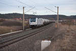 187 074 von Rhein Cargo mit einem Kesselwagenzug bei Mitteldachstetten Richtung Würzburg, 23.02.2019