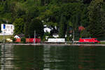 185 604-6 zieht ihren Containerzug zwischen Lochau und Bregenz am Bodensee entlang.