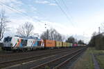 Eine Dual Mode Vectron der Rheincargo mit einem Containerzug auf dem Weg in Richtung Norden bei der Durchfahrt in Sythen am 7.4.22 