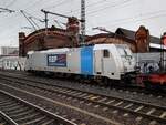 RBP 186 431-3 mit Tanoos Wagen Richtung Eisenach, am 06.12.2022 in Erfurt Hbf.