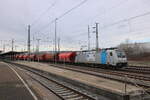 RBP E186 145-9 mit Tanoos-Wagen Richtung Apolda, am 01.02.2023 in Weimar.