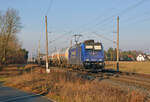 Mit einem Kesselwagenzug am Haken rollte 186 269 der Rhenus Logistics am 05.12.24 durch Wittenberg-Labetz Richtung Falkenberg(E).