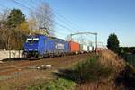 Crossrail/Rhenus 186 269 zieht ein Containerzug durch Hulten am 21 Februari 2021.