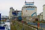 Rhenus Lok 1 Deutz KG230 mit Schiebewandwagen am 21.01.23 in Hanau Hafen abgestellt mit Telezoom von einen Gehweg aus fotografiert