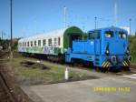 Die Rbel-Mritz-Eisenbahn(RME) mit der Lok 1 und einen Reisezugwagen in DR-Farben abgestellt am 31.08.2008 in der Einsatzstelle Berlin Lichtenberg.