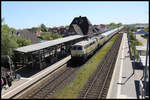 Die beiden privaten RP 218490-1 und 218480-2 fahren hier mit einem DB Intercity nach Westerland am 29.5.2020 um 12.12 Uhr durch den Bahnhof Klanxbüll.