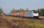 186 423 der RTB schleppte am 04.11.17 ihren Containerzug durch Jütrichau Richtung Roßlau.