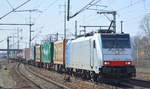 RTB CARGO GmbH mit der seit Januar 2018 angemieteten Rpool 186 258-0 [NVR-Number: 91 80 6186 258-0 D-Rpool] und Containerzug am 30.03.18 Bf.