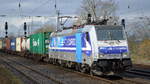 RTB Cargo - Rurtalbahn Cargo GmbH, Düren [D] mit der Railpool Lok  186 426-3  [NVR-Nummer: 91 80 6186 426-3 D-Rpool] und Containerzug Richtung Frankfurt/Oder am 25.02.20 Durchfahrt Bf.