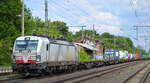 RTB CARGO GmbH, Düren [D] mit der ELL Vectron  193 598 [NVR-Nummer: 91 80 6193 598-0 D-ELOC] und Containerzug am 01.06.22 Höhe Bf.