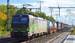 RTB CARGO GmbH, Düren [D] mit  193 726  [NVR-Nummer: 91 80 6193 726-7 D-ELOC] und Containerzug am 10.10.22 Durchfahrt Bahnhof Golm.